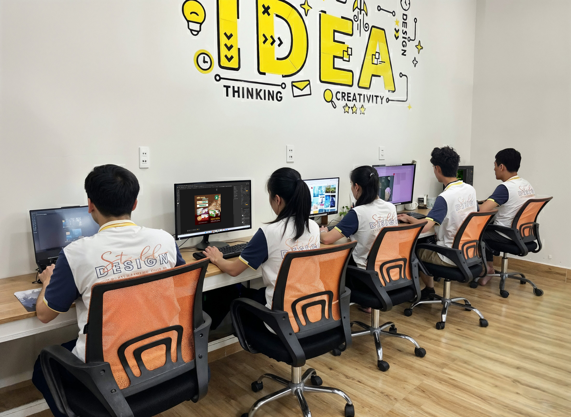 Hình ảnh nhân viên công ty Thiết Kế Quảng Cáo Still Design